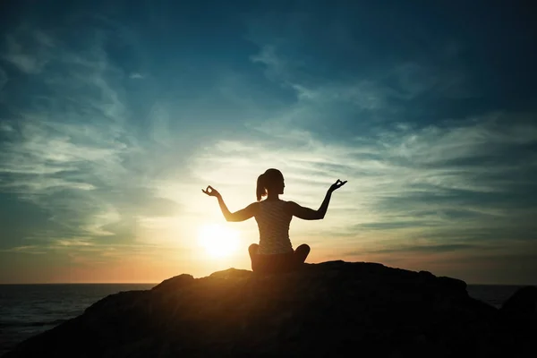 Silhuett Yoga Kvinna Sitter Lotus Position Havet Stranden Solnedgången — Stockfoto