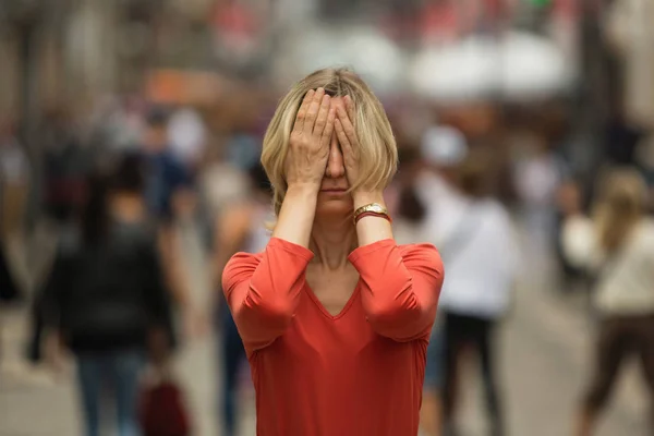 Sokakta Panik Atak Kadın Yoğun Bir Caddenin Ortasında Dikilirken Elleriyle — Stok fotoğraf