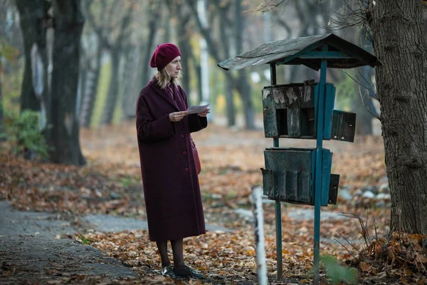 Eine Frau Holt Einen Brief Aus Einem Alten Briefkasten Und — Stockfoto