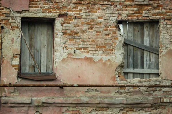 Ventanas Tapiadas Una Vieja Casa Abandonada — Foto de Stock