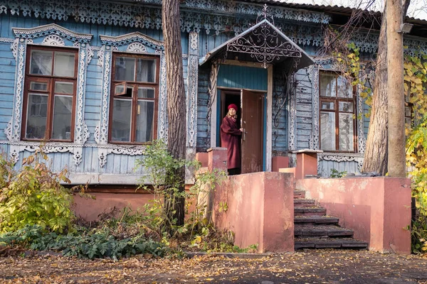 Young Woman Stands Porch Vintage Country House — Stock Photo, Image