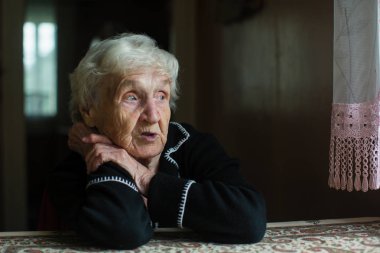 Üzgün yaşlı bir kadının portresi. Yalnız emeklilere dikkat edin..