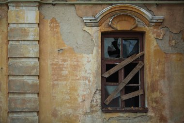 Voronezh, Rusya 'da terk edilmiş eski bir evin ön cephesinde pencereler..  