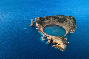 Vila Franca do Campo adasının havadan görünüşü Portekiz 'deki eski bir su altı volkanı olan Azores' in kraterinden oluşmuştur..
