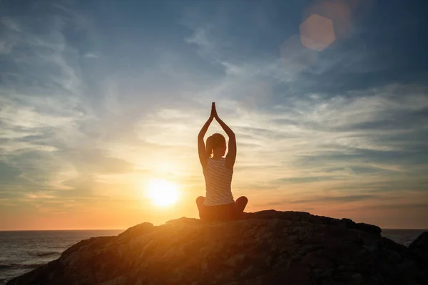 Silueta Yoga Mujer Meditando Sobre Las Rocas Cerca Costa Oceánica —  Fotos de Stock