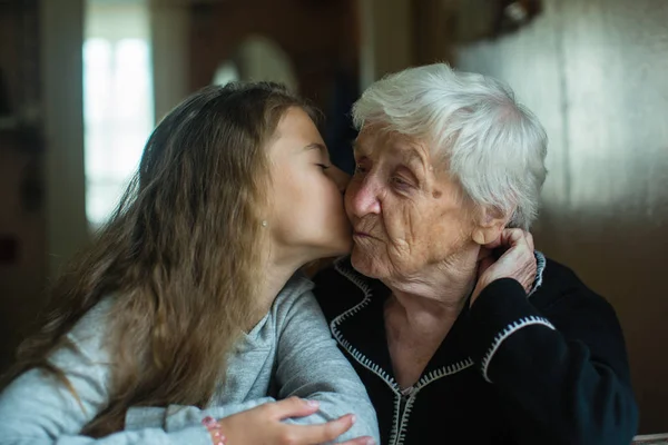 Küçük Tatlı Kız Mutlu Büyükanneyi Öpüyor — Stok fotoğraf