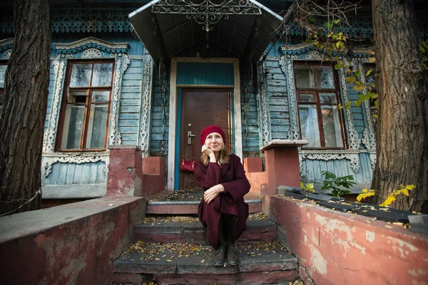 Verandě Starého Dřevěného Domu Čeká Žena Červeném Kabátě Baretu — Stock fotografie
