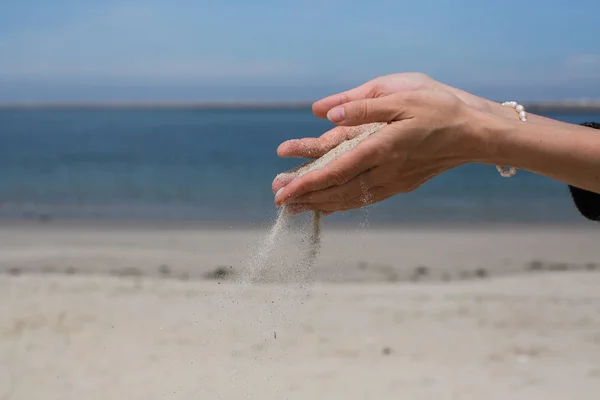 Areia Derrama Através Dos Dedos Contra Praia Mar — Fotografia de Stock