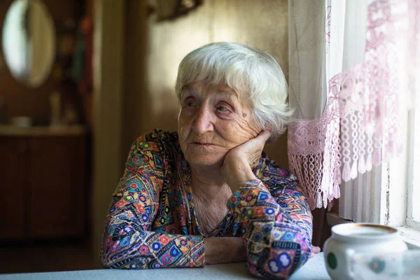 Mulher Idosa Sentada Uma Mesa Casa — Fotografia de Stock