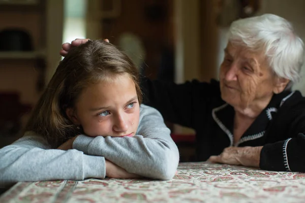 Ein Weinendes Teenager Mädchen Wird Von Einer Alten Großmutter Kopf — Stockfoto
