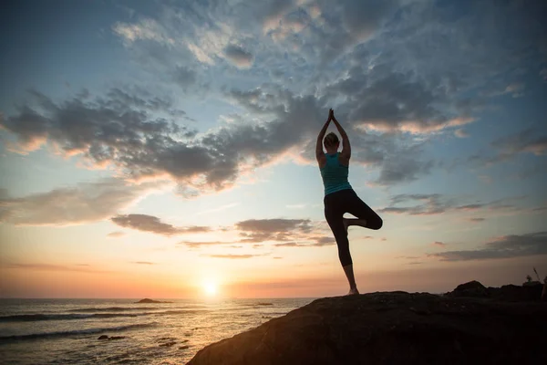 Yoga Woman Sees Sun Ocean Coast Exercises — Stock Photo, Image