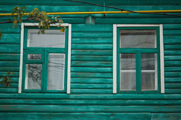 Okna Elewacji Starego Drewnianego Domu — Zdjęcie stockowe