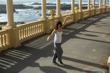 Portekiz, Porto 'da deniz gezintisinde dans eden güzel bir kadın.. 