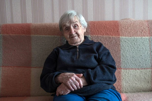 Retrato Una Anciana Pensionista Rusa Pelo Gris — Foto de Stock