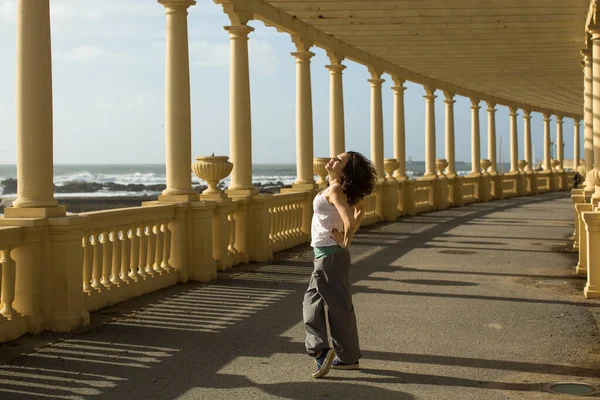 ポルトガルのポルトで海の遊歩道の美しい女性のダンス — ストック写真