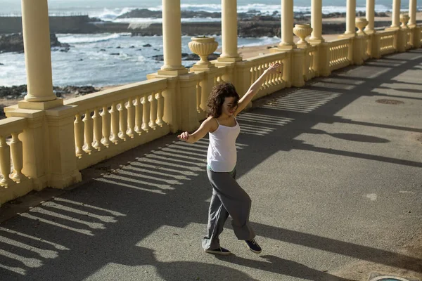 美しい多文化の女性は ポルトガルのポルトで大西洋の遊歩道で屋外振付を行います — ストック写真