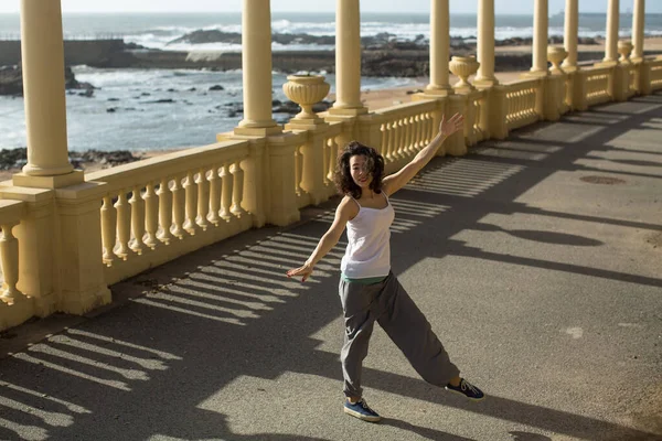Piękna Wielokulturowa Kobieta Wykonuje Choreografię Świeżym Powietrzu Promenadzie Atlantyckiej Porto — Zdjęcie stockowe