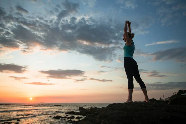 Deniz Kıyısında Gün Batımında Yoga Yapan Genç Bir Kadın — Stok fotoğraf