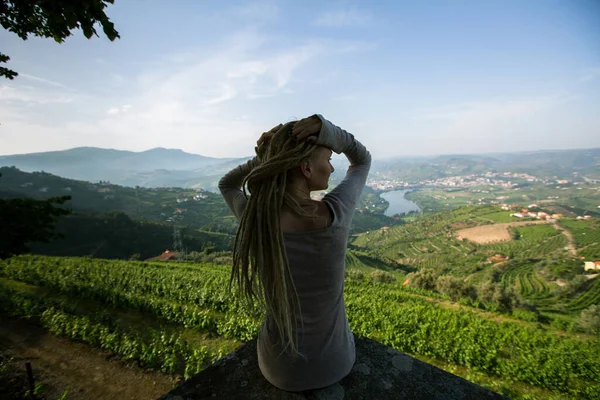 Kobieta Podróżująca Siedzieć Wzgórzu Patrzy Dolinę Douro Porto Portugalia — Zdjęcie stockowe