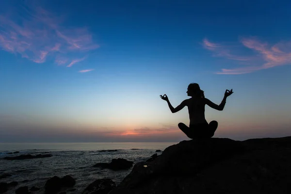 Lotus Pozisyonunda Kadın Yogasının Silueti Inanılmaz Bir Akşamda Okyanus Kıyısında — Stok fotoğraf