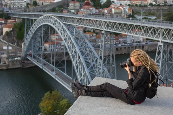 ポルトガルのポルトのダウンタウンで写真を撮る若い女性 ドーロ川に架かるドム ルイス1世橋を背景に — ストック写真