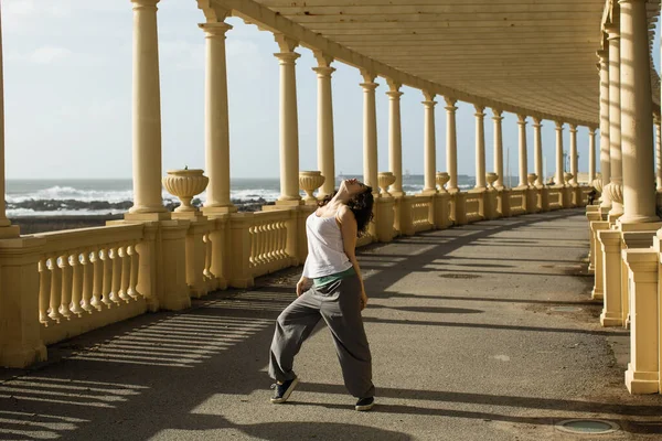 Mooie Vrouw Dansen Van Zee Promenade Porto Portugal — Stockfoto