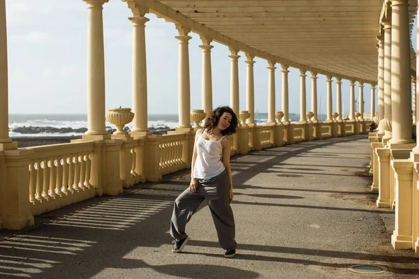 Linda Mulher Dançando Passeio Marítimo Porto Portugal — Fotografia de Stock