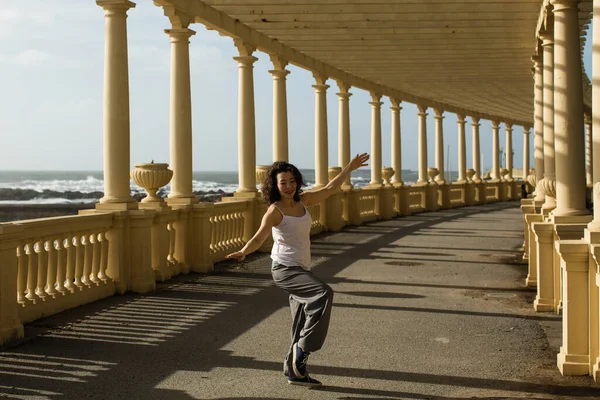 Mooie Vrouw Dansen Van Zee Promenade Porto Portugal — Stockfoto