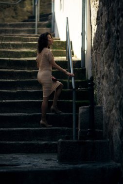 Portekiz 'in eski Porto şehrinde bir sokakta poz veren melez bir kadın..