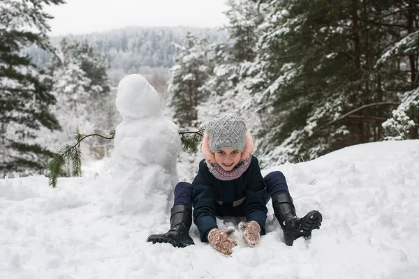 Menina Bonito Com Boneco Neve Inverno Nevado Park — Fotografia de Stock