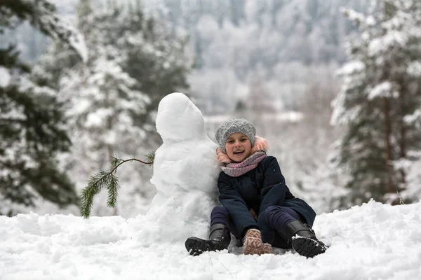 Мила Дівчинка Позує Сніговиком Зимовому Сніжному Парку — стокове фото