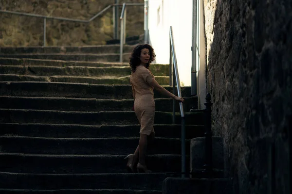 Multiculturale Donna Asiatica Posa Una Strada Nel Centro Storico Oporto — Foto Stock