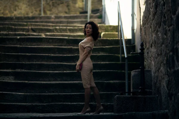 Multiculturele Aziatische Vrouw Poserend Straat Het Oude Centrum Porto Portugal — Stockfoto