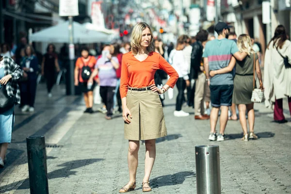 Blond Kvinna Som Poserar Stående Gatan Porto Portugal — Stockfoto