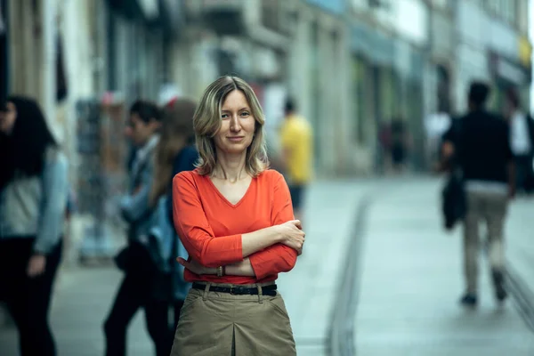 Een Jonge Vrouw Die Poseert Een Voetgangersstraat Griekenland — Stockfoto