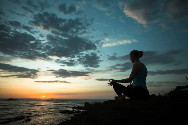 Силуэт Йоги Женщины Медитации Море Время Удивительного Заката — стоковое фото