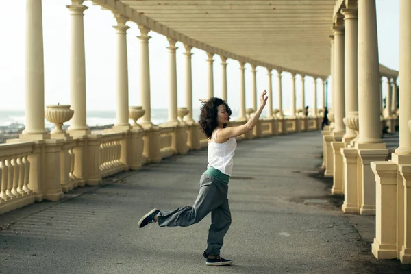 Mulher Multicultural Faz Coreografia Livre Passeio Atlântico Porto Portugal — Fotografia de Stock