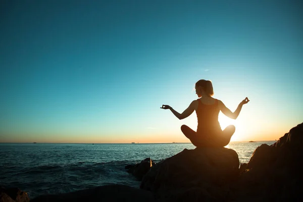 Silhouette Giovane Donna Che Pratica Yoga Durante Tramonto Surreale Sulla — Foto Stock