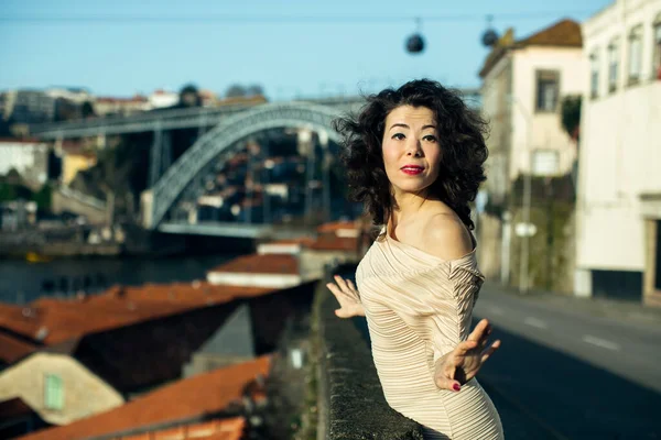 Mulher Asiática Numa Rua Antigo Centro Porto Portugal — Fotografia de Stock