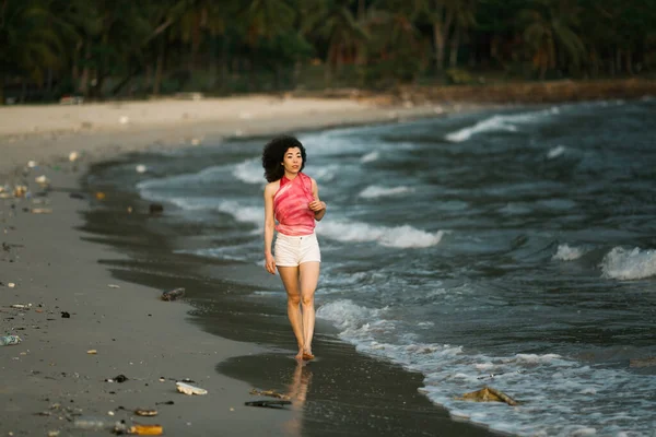 Asiatisk Kvinna Går Längs Förorenad Tropisk Strand Miljöproblem — Stockfoto