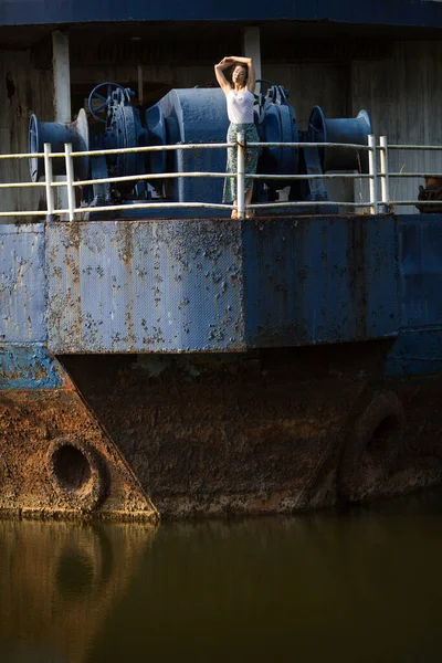 泰国一艘废弃的巨轮上的混血女子摆姿势拍照 — 图库照片