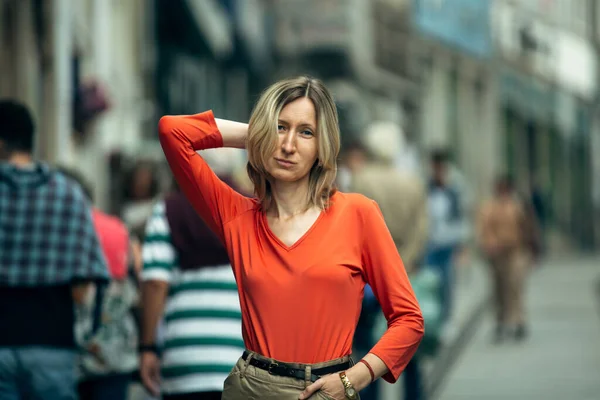 Portret Van Een Vrouw Die Poseert Een Voetgangersstraat Porto Portugal — Stockfoto