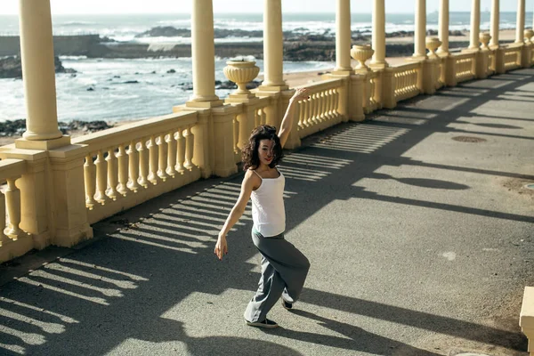 Smíšené Rasy Žena Tanec Mořské Promenády Porto Portugalsko — Stock fotografie
