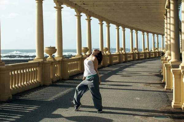 Bella Donna Mista Che Balla Sul Lungomare Porto Portogallo — Foto Stock