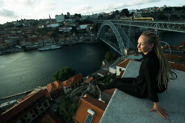 Turistka Sedící Před Řekou Douro Mostem Dom Luis Pochmurném Počasí — Stock fotografie