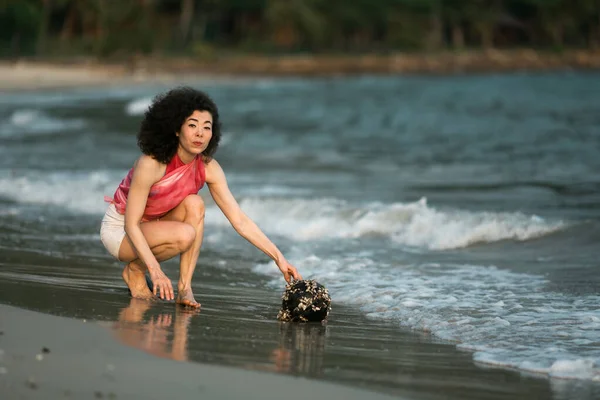 Multikulturní Žena Klečí Okraji Příboje Tropické Mořské Pláži — Stock fotografie