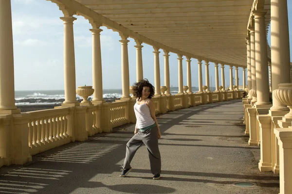 Linda Mulher Asiática Faz Coreografia Livre Passeio Atlântico Porto Portugal — Fotografia de Stock