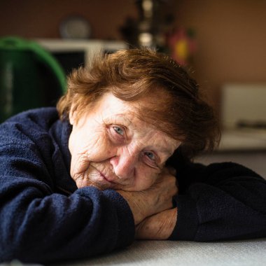 Evinde yaşlı bir kadının portresi. Yaşlı emekliler.