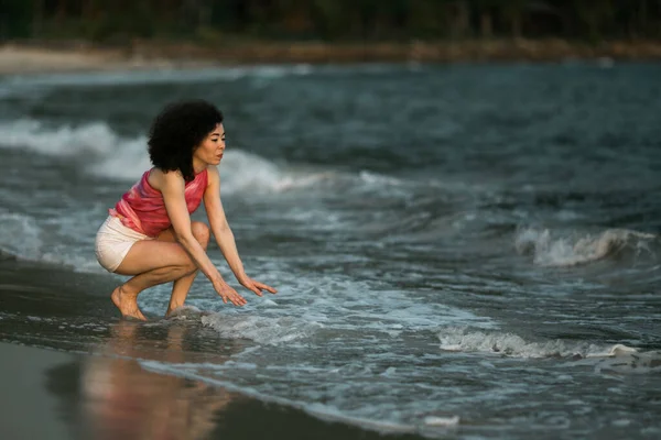 Жінка Змішаної Раси Хвилях Лінії Серфінгу Морському Пляжі — стокове фото