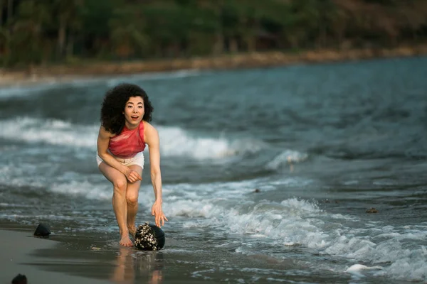 海のビーチで波に混合レースの女性 — ストック写真